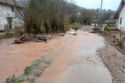 Poplave odnijele lokalni put. Riječna poplava.
