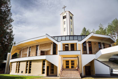 Župna crkva u Komušini, Teslić Župna crkva u Komušini.
U crkvi se čuva Čudotvorna slika Blažene Djevice Marije na nebo uznesene - poznata pod nazivom slika Gospe Kondžilske.