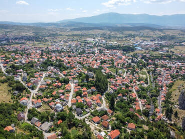 Livno, Bosna i Hercegovina, fotografija dronom. Livno, Bosna i Hercegovina, fotografija dronom. Zgrade, ulice i stambene kuće, pogled odozgo. Livanjsko polje okruženo planinama.