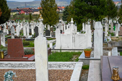 Gradsko groblje Humci, Bihać Mezarje, muslimansko groblje. Nišani, muslimanski nadgrobni spomenici.