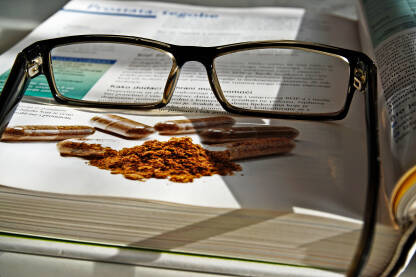 Naočale na otvorenoj knjizi.