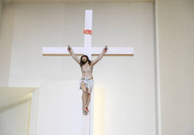 Isus Krist na križu u crkvi Isus Krist na križu u crkvi. Simbol kršćanstva.