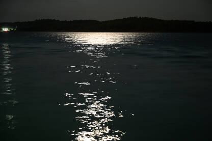 Refleksija svjetla na površini mora Refleksija svjetla na površini mora noću. Mjesečina.
