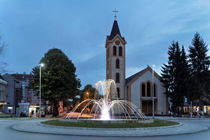 Teslić, fontana i crkva svetog Josipa Teslić, fontana u centru grada u pozadini župna crkva sv. Josipa.