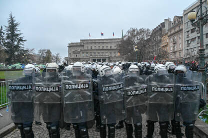 Policajci za šlemovima i štitovima, spremni za razbijanje studentskih protesta, 15. marta 2025. u Beogradu.
