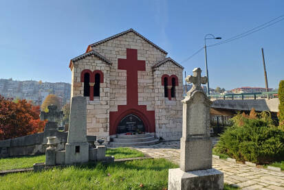 Kapela vidovdanskih heroja, Sarajevo. Mjesto gdje je sahranjen Gavrilo Princip. Kapela vidovdanskih heroja ili Kapela vidovdanskih junaka je pravoslavna kapela i mauzolej koja se nalazi na pravoslavnom groblju „Sveti arhangeli Georgije i Gavrilo” u Sarajevu.
