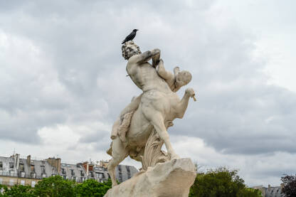 Pariz, Francuska: kip u gradskom parku. Pariz, Francuska: kip u gradskom parku. Kentaur siluje nimfu. Vrt Tuileries.
