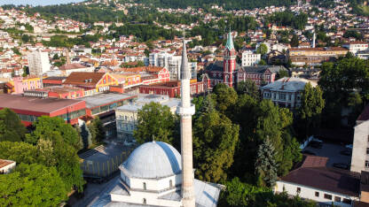Careva džamija i Franjevački samostan svetog Ante Careva džamija i Franjevački samostan svetog Ante u Sarajevu, BiH. Snimak dronom zgrada i samostana u Sarajevu.