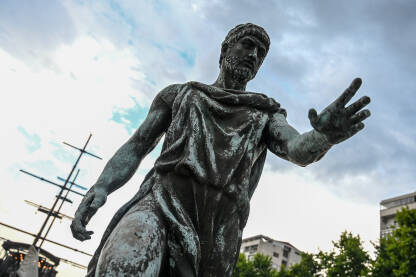Skoplje, Sjeverna Makedonija: Statue na mostu Skoplje, Sjeverna Makedonija: Statue na mostu u centru grada. Bronzane skulpture.