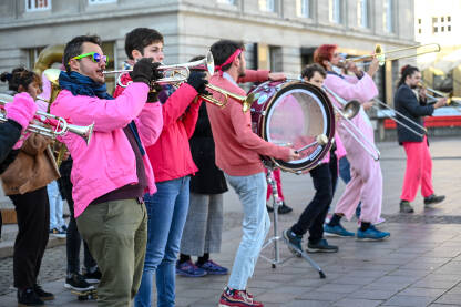 Ulični performans. Ulični zabavljači. Hamburg, Nemačka: Ulični performans. Ljudi pjevaju i sviraju muzičke instrumente. Ulični zabavljači.