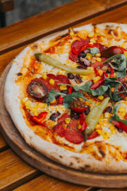 Pizza na stolu Pizza na drvenom stolu