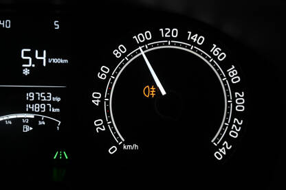 Brzinomjer automobila tokom vožnje. Brza vožnja. Brzinomjer automobila tokom vožnje. Ubrzanje automobila. Osvjetljena moderna instrument tabla u vozilu. Brza vožnja.