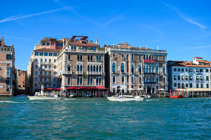 Venecija, Italija Venecija, Italija: Historijske zgrade uz riječni kanal. Čamci i gondole na vodi. Popularno turističko odredište.