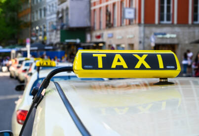 Taksi Taksi. Taxi znak na krovu automobila. Prijevoz. Taksi u gradu.