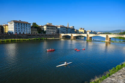 Firenca, Italija: Turisti u čamcima i kajacima. Firenca, Italija: Turisti u čamcima i kajacima na rijeci Arno. Ljudi istražuju grad.