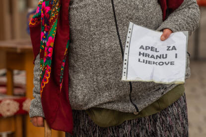Žena koja prosi, prosjačenje na ulici Starija žena koja ulicama Sarajeva moli za hranu i lijekove.