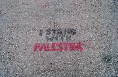I stand with Palestine Grafit na asfaltu u znak podrške Palestini.