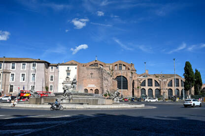 Rim, Italija: Piazza della Repubblica. Fontana i Bazilika Rim, Italija: Piazza della Repubblica. Fontana Najada i Bazilika Svete Marije od Anđela i Mučenika. Historijske građevine na trgu.
