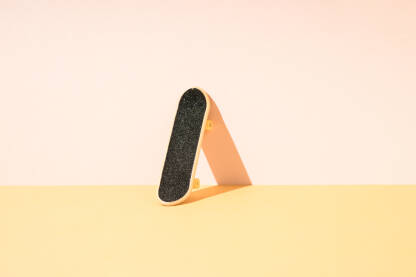 Skateboard Skateboard naslonjen uz zid.