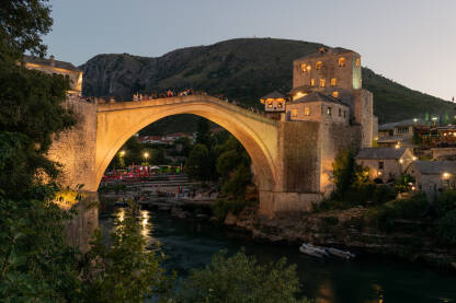 Stari most u sumrak Stari most u Mostaru preko rijeke Neretve u sumrak