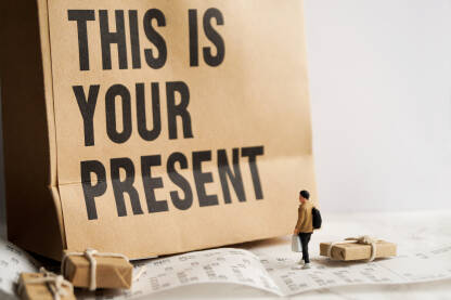 Figura kupca s torbom i paketima stoji na računu ispred velike papirne kese.