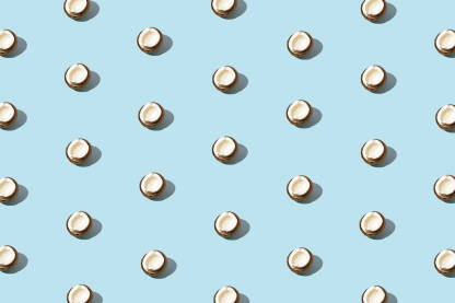 Svježi kokos na plavoj pozadini.