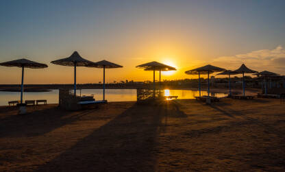 Jutro na plaži vedro jutro na plaži