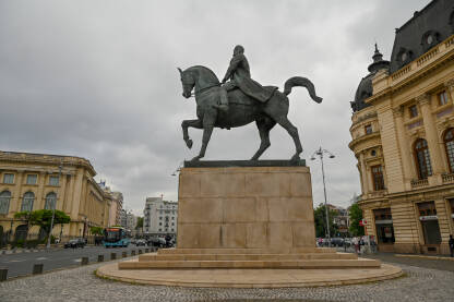 Zgrada glavne univerzitetske bibioteke u Bukureštu. Spomenik kralju Carolu I.