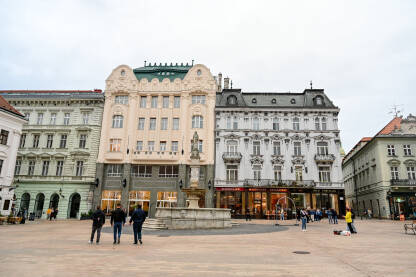 Bratislava, Slovačka: Ljudi na glavnom trgu u centru grada. Bratislava, Slovačka: Ljudi na glavnom trgu u centru grada. Zgrade u Hlavné námestie - glavnom trgu u starom gradu.