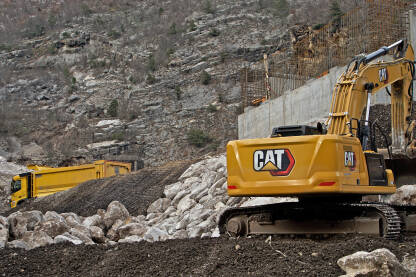 Teška mehanizacija na terenu. Radovi sa teškim mašinama.