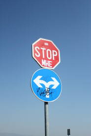 Stop MHE znak stop sa dopisanim MHE, gerilski protest