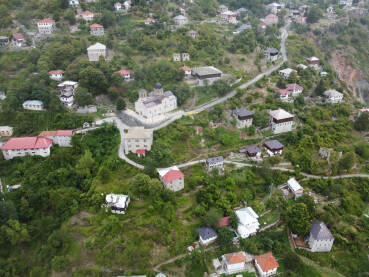 Selo Galičnik u Sjevernoj Makedoniji. Tradicionalna arhitektura. Selo Galičnik u Sjevernoj Makedoniji. Snimak dronom sela na planini. Tradicionalna arhitektura. Kuće i zgrade na padini. Galichnik