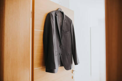 Sako okačen na vrata, spremanje muškarca