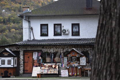 Prodaja suvenira u Jajcu Stara bosanska kuća pokraj Medvjed kule i katakombi u Jajcu. U njoj je također kafić i suvenirnica.