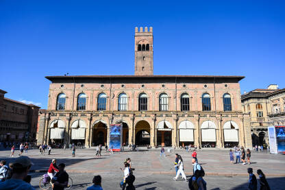 Bolonja, Italija: Piazza Maggiore. Ljudi na glavnom trgu. Bolonja, Italija: Piazza Maggiore, glavni gradski trg. Ljudi šetaju gradom.