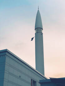 Detalj munare sa upaljenim svjetlima za vrijeme Bajrama