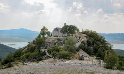 manastir pogled na manastir iznad jezera