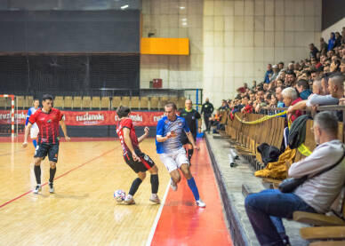 Futsal Igrač Salinesa i Slobode Kompred u akcije pred punim trebinama.Futsal Liga Bosne i Hercegovine.