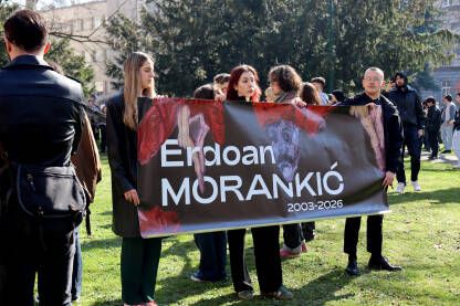 Grupa mladih ljudi drži veliki transparent "Erdoan Morankić 2003-2026" na protestima u Sarajevu