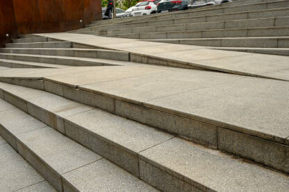 Stepenice za osobe sa invaliditetom. Stepenište povezano sa rampama za kolica.