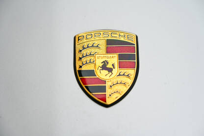 Porsche znak na autu. Porsche znak na autu. Logo. Porsche je njemački proizvođač automobila.
