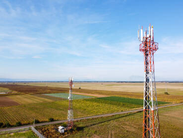 GSM i radio telekomunikacioni toranj GSM i radio telekomunikacioni toranj, snimak dronom. Toranj za mobilnu telefoniju. Bazna primopredajna stanica. Bežični komunikacioni antenski predajnik.