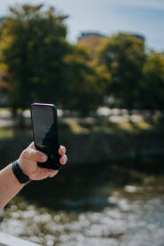 Turista fotografiše u prirodi Turista fotografiše telefonom u prirodi