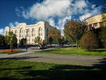 Banski Dvor Banja Luka Pogled na Banski Dvor iz parka