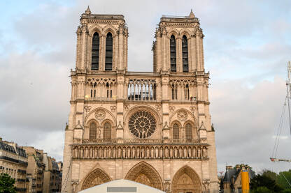 Pariz, Francuska: Katedrala Notre Dame Pariz, Francuska: Katedrala Notre Dame tokom rekonstrukcije. Srednjovjekovna katolička katedrala posvećena Djevici Mariji.