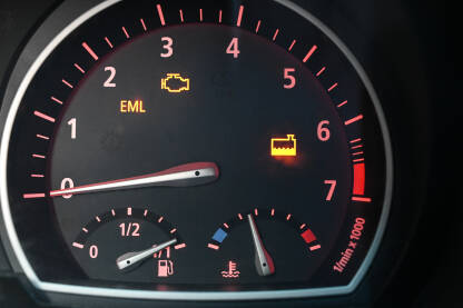 Instrument tabla prikazuje kritična svjetla upozorenja za EML, kvar motora i nizak nivo rashladne tečnosti. Displej instrumentne table u vozilu.