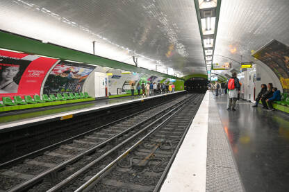 Pariz, Francuska: Stanica podzemne željeznice. Pariz, Francuska: Stanica podzemne željeznice. Javni gradski prijevoz. Moderna stanica metroa u centru grada. Podzemni voz.