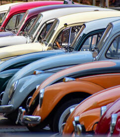 Oldtimer bube na bijeljinskoj bubijadi Stari retro automobili na bubijadi poredani jedan pored drugog. Bube crvene, narandžaste, plave i bijele boje.