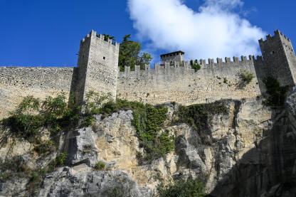 San Marino: Tvrđana Guaita. Utvrđenje smješteno na brdu Titano. Stari zidovi i kule.