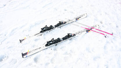 Skije i skijaški štapovi Skije i skijaški štapovi u snijegu na planini. Zimski sport i rekreacija. Skijanje.
